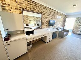 Airport Motel Sir Francis Drake