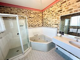 Airport Motel Sir Francis Drake