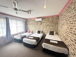 Airport Motel Sir Francis Drake