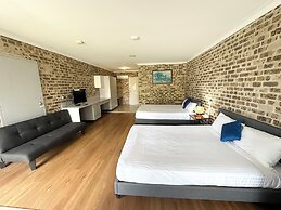 Airport Motel Sir Francis Drake