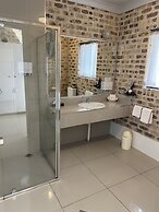 Airport Motel Sir Francis Drake