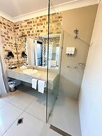 Airport Motel Sir Francis Drake