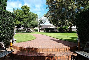 Airport Motel Sir Francis Drake