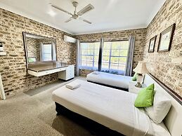 Airport Motel Sir Francis Drake