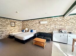 Airport Motel Sir Francis Drake