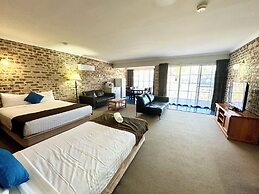 Airport Motel Sir Francis Drake