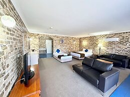 Airport Motel Sir Francis Drake