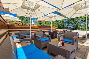 Blue Waves Resort