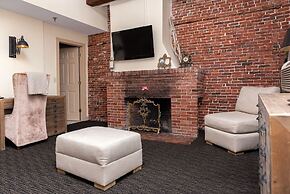 Garrison Inn Boutique Hotel