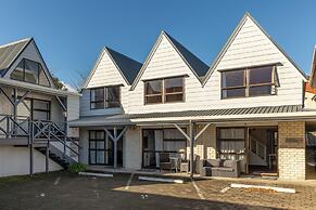 Gables Lakefront Motel