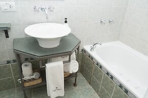 Peninsula Petit Hotel