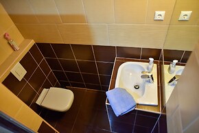 Corvin Point Rooms and Apartments