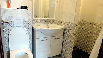 Corvin Point Rooms and Apartments