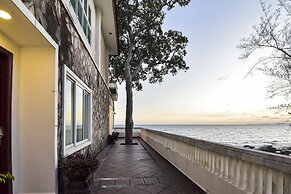 Independence Hotel by Dara