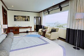 Independence Hotel by Dara