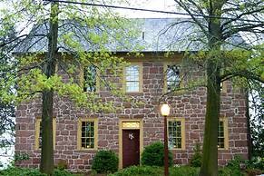 Brownstone Colonial Inn
