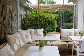 Oikies Small Elegant Houses