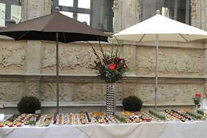 Hotel de Bourgtheroulde, Autograph Collection