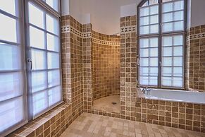 Hotel de Bourgtheroulde, Autograph Collection