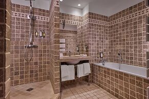 Hotel de Bourgtheroulde, Autograph Collection