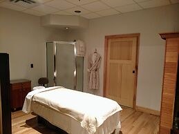 Hope Lake Lodge & Indoor Waterpark