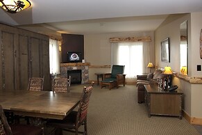 Hope Lake Lodge & Indoor Waterpark