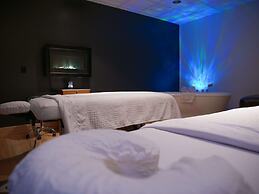 Hope Lake Lodge & Indoor Waterpark