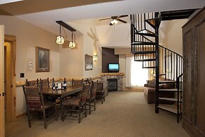 Hope Lake Lodge & Indoor Waterpark