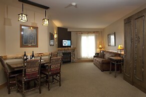 Hope Lake Lodge & Indoor Waterpark