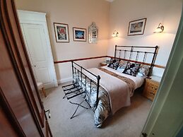 Lauderville Guest House