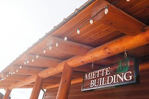 Overlander Mountain Lodge