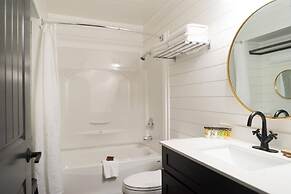 Overlander Mountain Lodge