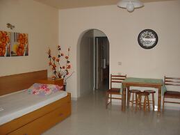 Lyristis Dinos Studios & Apartments