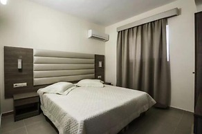 Lyristis Dinos Studios & Apartments