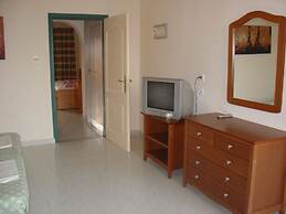 Lyristis Dinos Studios & Apartments