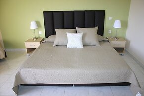 Lyristis Dinos Studios & Apartments