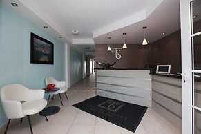 Tropical Suites Hotel