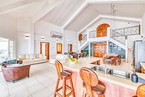 Tropical Suites Hotel