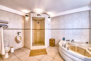 Tropical Suites Hotel