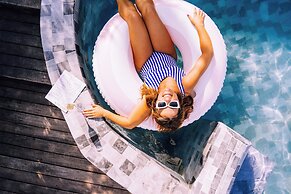 Tropical Suites Hotel