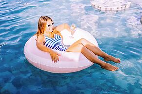 Tropical Suites Hotel