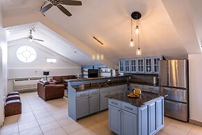 Tropical Suites Hotel