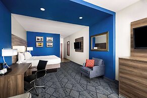 La Quinta Inn & Suites by Wyndham Denton - University Drive