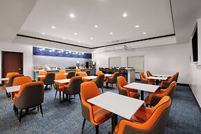 La Quinta Inn & Suites by Wyndham Denton - University Drive