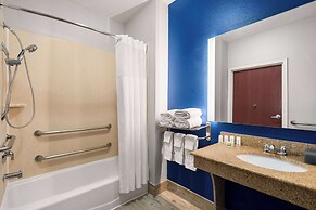 La Quinta Inn & Suites by Wyndham Denton - University Drive
