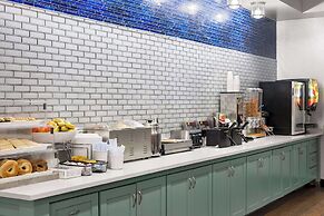 La Quinta Inn & Suites by Wyndham Denton - University Drive