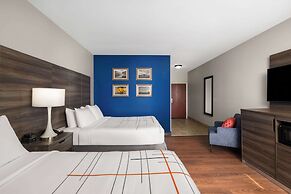 La Quinta Inn & Suites by Wyndham Denton - University Drive