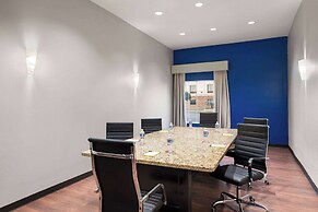 La Quinta Inn & Suites by Wyndham Denton - University Drive