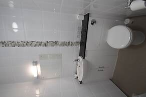 Lion Hotel and Studio Apartments