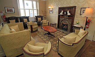 Lion Hotel and Studio Apartments